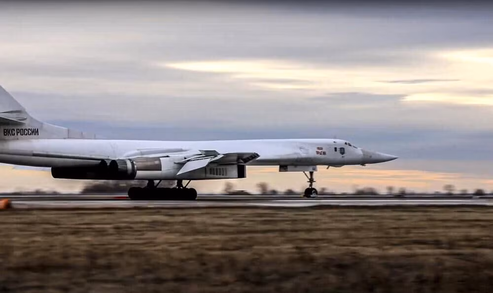 Tu-160 cũng đồng thời là chiến đấu cơ mang “thân hình” to lớn nhất thế giới từ trước đến nay, chưa một chiến đấu cơ hay một loại máy bay quân sự nào có thể soán ngôi của nó.