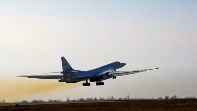 Nhà phát triển Tu-160 đã thiết kế cho nó một “thân hình lực lưỡng” với chiều dài thân là 54.1m, sải cánh xoè rộng 55.70m và khi cụp là 35.60m, với chiều cao đạt tới 13.10m.