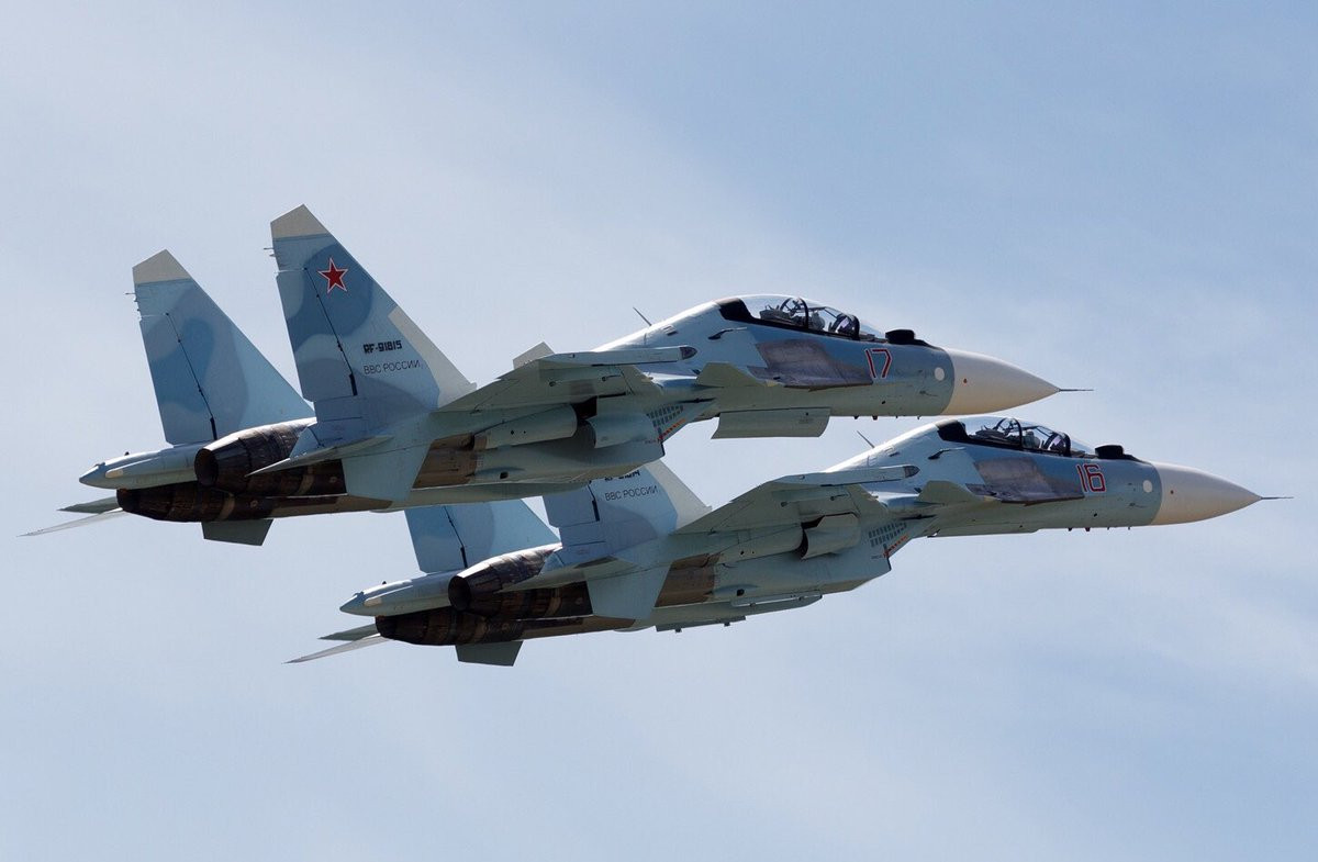 Theo Trung tâm Quản lý Quốc phòng Nga đưa tin hồi cuối tuần vừa qua, 2 chiến đấu cơ tối tân là Su-30SM và Su-27 thuộc biên chế của Không quân Nga đã phải “tranh giành” nhau quyền hộ tống 2 máy bay trinh sát của Mỹ khi các máy bay này tiến sát vào biên giới Nga trên Biển Đen.