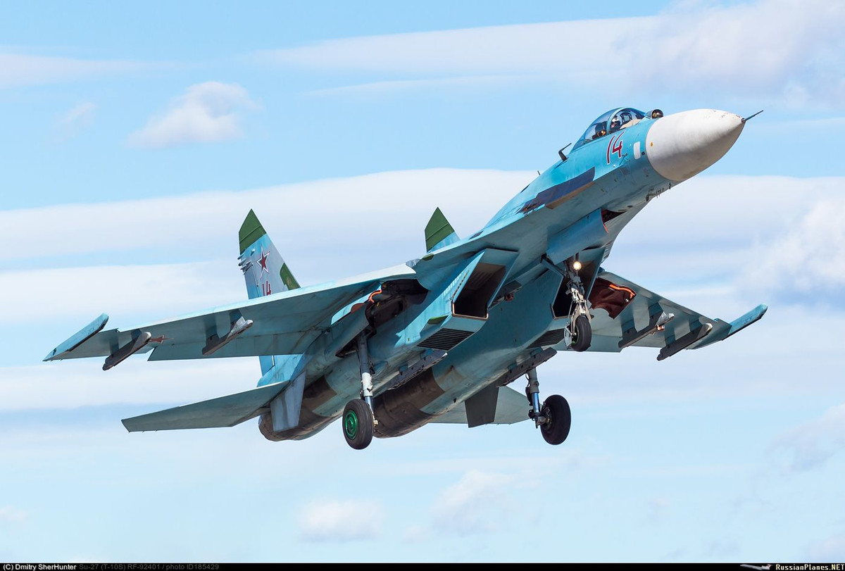 Các chiến đấu cơ Su-27 này của Nga luôn được đánh giá cao, là đối thủ trực tiếp của các chiến đấu cơ thế hệ thứ 4 của Mỹ, nhưng chúng nhanh và mạnh hơn nhiều theo các đánh giá.