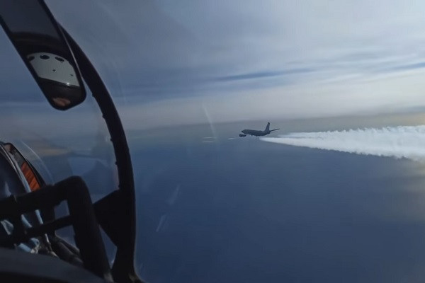 Ngay lập tức, một tiêm kích Su-30SM và một chiến đấu cơ Su-27 thuộc lực lượng cảnh báo phản ứng nhanh Quân khu phía Nam của Nga đã được điều động xuất kích, với mục tiêu được xác định và tiến hành đánh chặn.