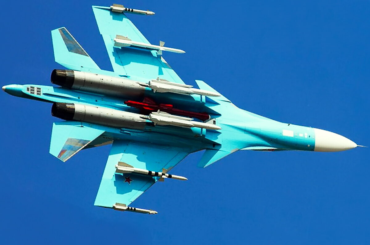 Về vũ trang, tiêm kích đa nhiệm Su-30SM tối tân của Nga mang theo mình tới 8 tấn vũ khí, cho phép nó triển khai đa dạng loại hoả lực đến các mục tiêu khác nhau như bom, tên lửa, rocket, thực hiện tốt đầy đủ các nhiệm vụ của nó như không đối không, không dối hải và không đối đất.