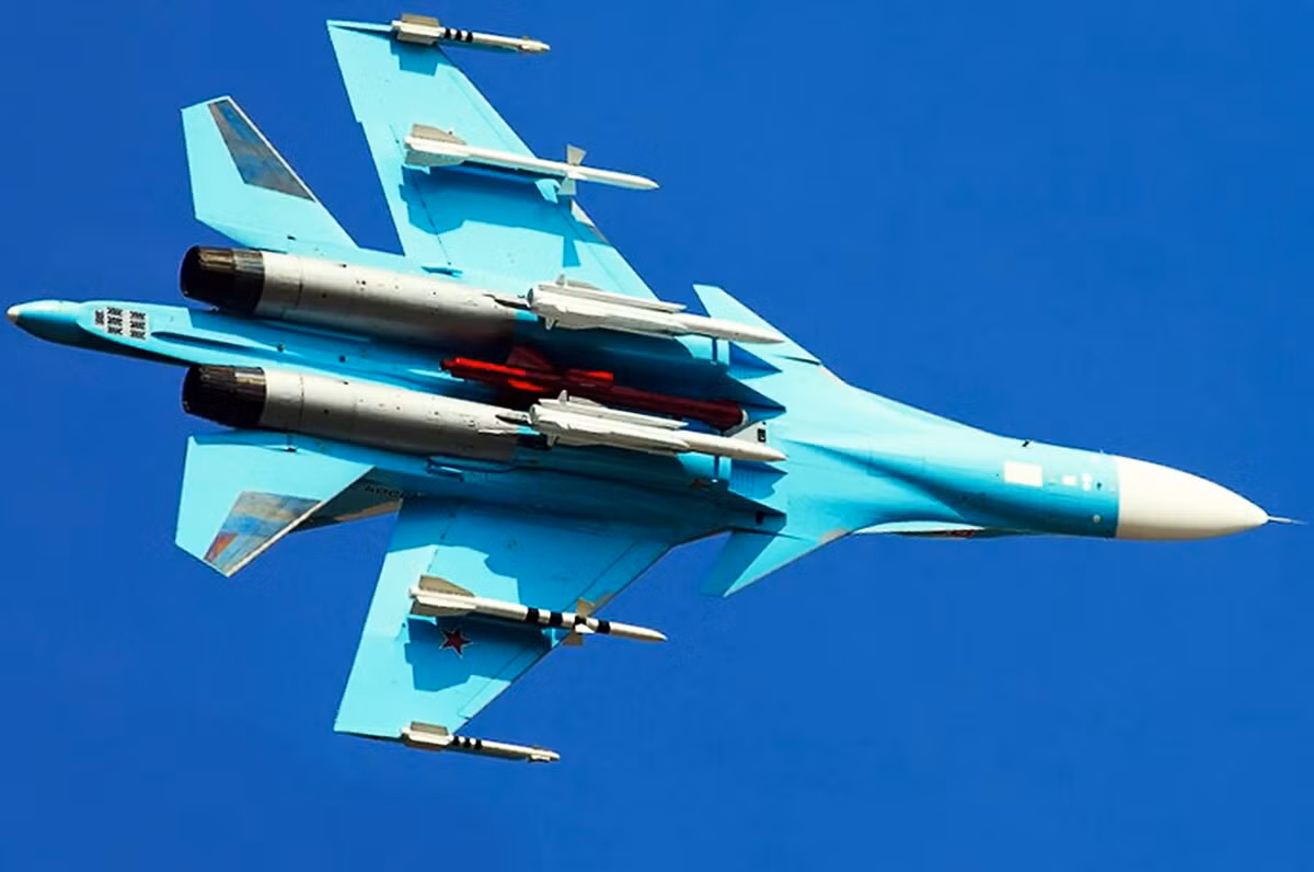 Về vũ trang, tiêm kích đa nhiệm Su-30SM tối tân của Nga mang theo mình tới 8 tấn vũ khí, cho phép nó triển khai đa dạng loại hoả lực đến các mục tiêu khác nhau như bom, tên lửa, rocket, thực hiện tốt đầy đủ các nhiệm vụ của nó như không đối không, không dối hải và không đối đất.