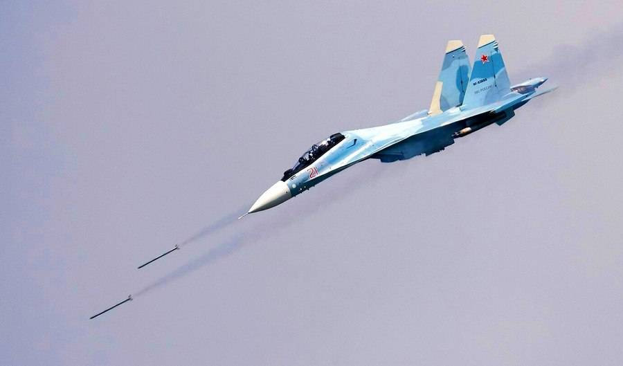 Với các mục tiêu mặt đất như một nhóm xe tăng, chúng có thể phát hiện ra chuẩn xác trong tầm xa còn cách khoảng 40-50km rất hiệu quả, đối với trên biển như tàu chiến địch thì là ở khoảng cách 80-120km. Và các Su-30SM này có thể theo dõi đồng thời khoảng 15 mục tiêu, tiến hành công kích 4 mục tiêu đồng thời.