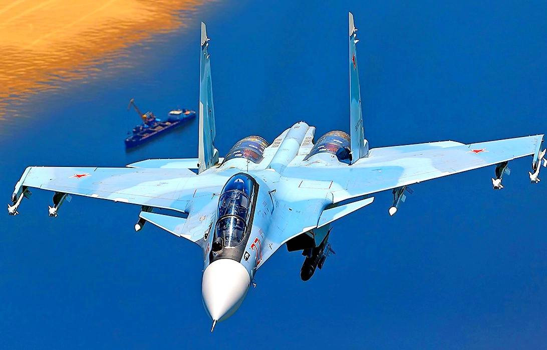 Còn về chi tiết 2 chiến đấu cơ mà Nga điều động và dẫn đến màn “tranh giành’ quyền hộ tống thú vị, đầu tiên chúng ta cùng tìm hiểu về chiếc tiêm kích Sukhoi Su-30SM.