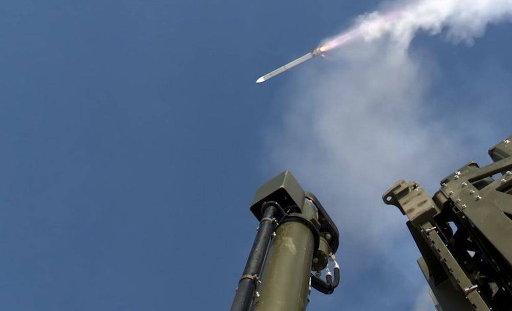 Hệ thống phòng thủ Sky Sabre được khẳng định là có thể điều khiển đường bay của tới 24 tên lửa cùng lúc, mang khả năng tốt trong tiêu diệt các mục tiêu máy bay chiến đấu, các máy bay không người lái (UAV), và cả bom thông minh dẫn đường bằng laser của địch. Nguồn ảnh: cnn24.ru.