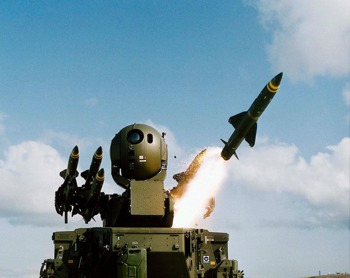 Nhưng qua các thông tin về hệ thống phòng không tên lửa Sky Sabre chúng ta biết được, nhất là về tính hiện đại và độ chính xác được đánh giá cao của mình, có thể nói cuộc chiến này sẽ khá là “cân sức”. Nguồn ảnh: keywordbasket.com.