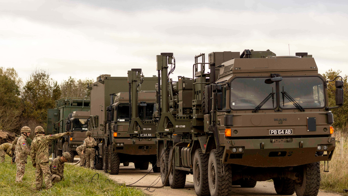 Ngoài ra, với hệ thống điện tử tác chiến hiện đại của mình, hệ thống phòng không Sky Sabre mang khả năng chia sẻ thông tin nhanh chóng tới trung tâm chỉ huy thuộc các đơn vị như Hải quân Hoàng gia Anh và Không quân Hoàng gia Anh, cũng như các đồng minh của mình. Nguồn ảnh: The Drive.