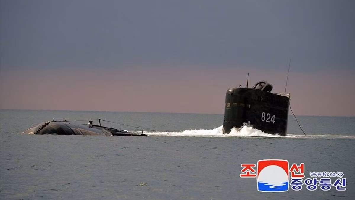 Cũng theo KCNA, SLBM kiểu mới này đã được phóng từ trên tàu ngầm 8.24 Yongung của Bình Nhưỡng, đây cũng là con tàu đã được sử dụng để bắn thử thành công một loại tên lửa đạn đạo chiến lược của Triều Tiên cách đây 5 năm.