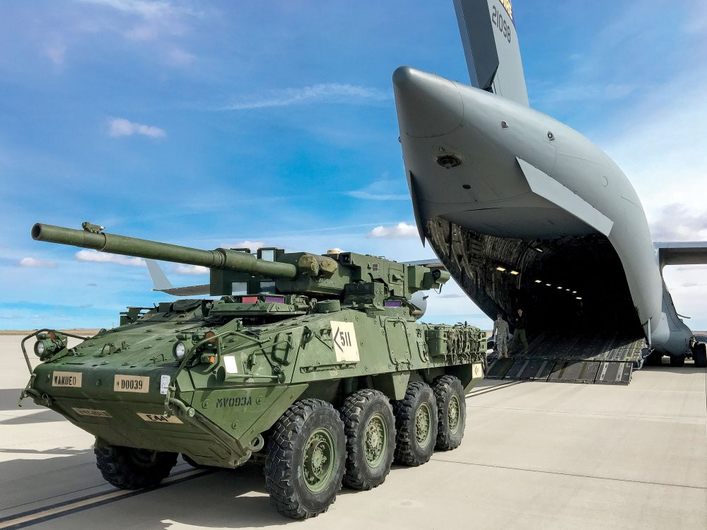 Để “cõng” được một trọng lượng lớn như vậy C-17 sẽ cần đường băng dài gần 2.500m để cất cánh. Tuy nhiên, vì là máy bay dã chiến nên C-17 có thể cất cánh tại cả những sân bay có đường băng xấu.