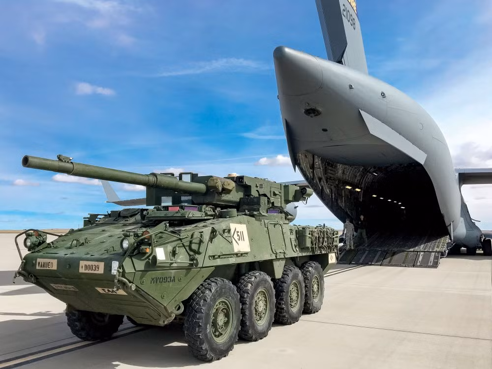 Để “cõng” được một trọng lượng lớn như vậy C-17 sẽ cần đường băng dài gần 2.500m để cất cánh. Tuy nhiên, vì là máy bay dã chiến nên C-17 có thể cất cánh tại cả những sân bay có đường băng xấu.