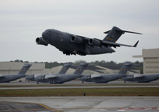 Riêng phiên bản Globemaster III có thể chở theo 102 lính dù, tối đa 134 binh sĩ, hoặc kết hợp 36 bệnh nhân và 54 bệnh nhân cấp cứu.