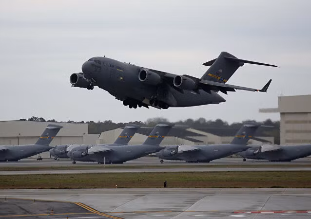 Riêng phiên bản Globemaster III có thể chở theo 102 lính dù, tối đa 134 binh sĩ, hoặc kết hợp 36 bệnh nhân và 54 bệnh nhân cấp cứu.