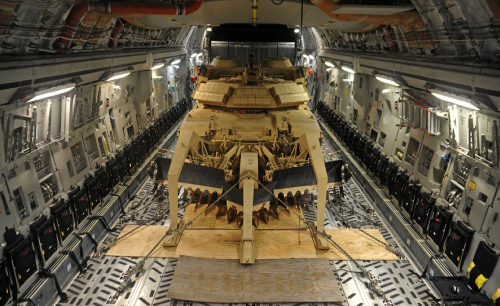 Ngoài ra, chiếc vận tải cơ dã chiến này cũng đủ sức "cõng" một xe tăng chiến đấu chủ lực M1 Abrams, 3 xe bọc thép Stryker, 6 xe bọc thép nhẹ M117, 2 trực thăng và một số thiết bị quân sự khác.