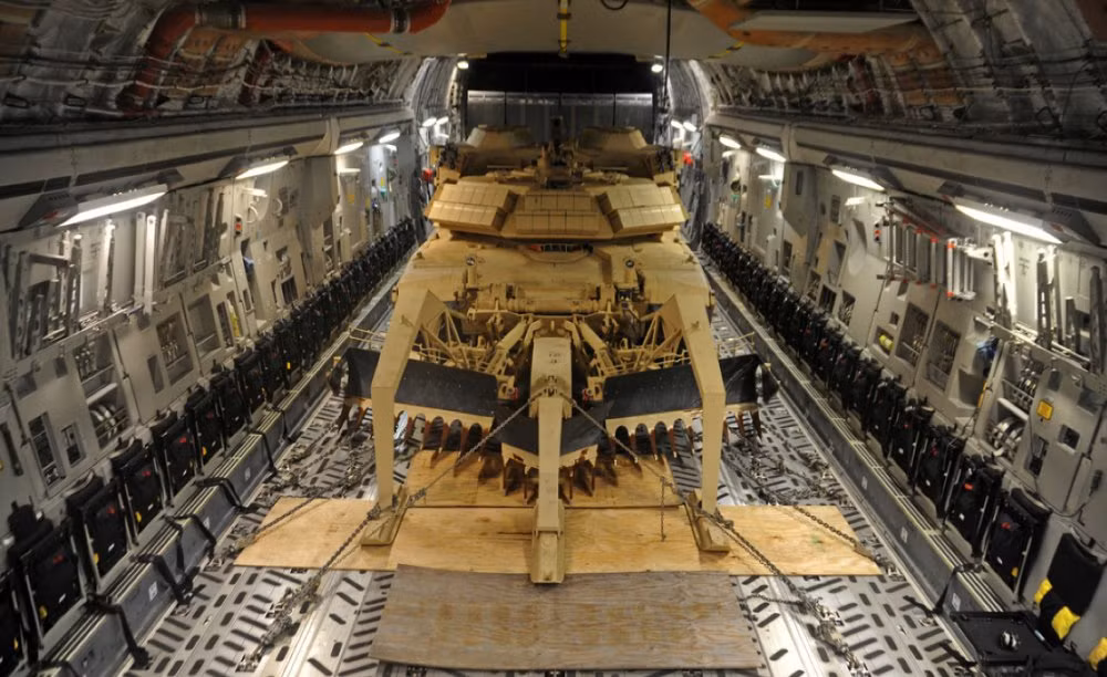 Ngoài ra, chiếc vận tải cơ dã chiến này cũng đủ sức "cõng" một xe tăng chiến đấu chủ lực M1 Abrams, 3 xe bọc thép Stryker, 6 xe bọc thép nhẹ M117, 2 trực thăng và một số thiết bị quân sự khác.