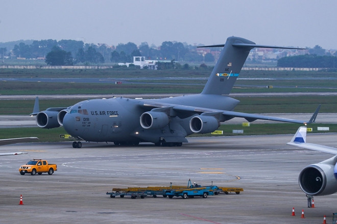 C-17 Globemaster III có thể cất cánh với trọng lượng tối đa lên tới hơn 265.000kg. chính vì thế nên chiếc vận tải cơ chiến lược này còn hay được ví von là siêu “ngựa thồ” chuyên “cõng” đồ cho tổng thống Trump khi công du nước ngoài - hình ảnh được ghi lại tại sân bay Nội Bài vào lần tổng thống Trump công du Việt Nam dự Hội nghị thượng đỉnh Mỹ - Triều vào tháng 2/2019.