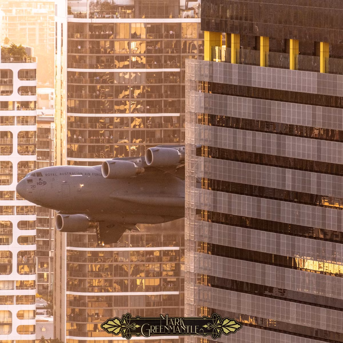 Thực sự không có nơi nào trên thế giới mà những chiếc không vận hạng nặng lại biểu diễn phục vụ khán giả như thế này.