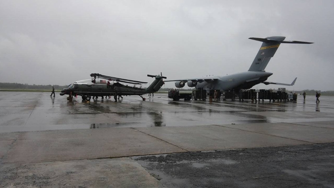 Chúng mang theo 2 chiếc siêu xe chống đạn The Beast, trực thăng Marine One và hàng chục chiếc xe khác trong đội hộ tống của Tổng thống Trump.