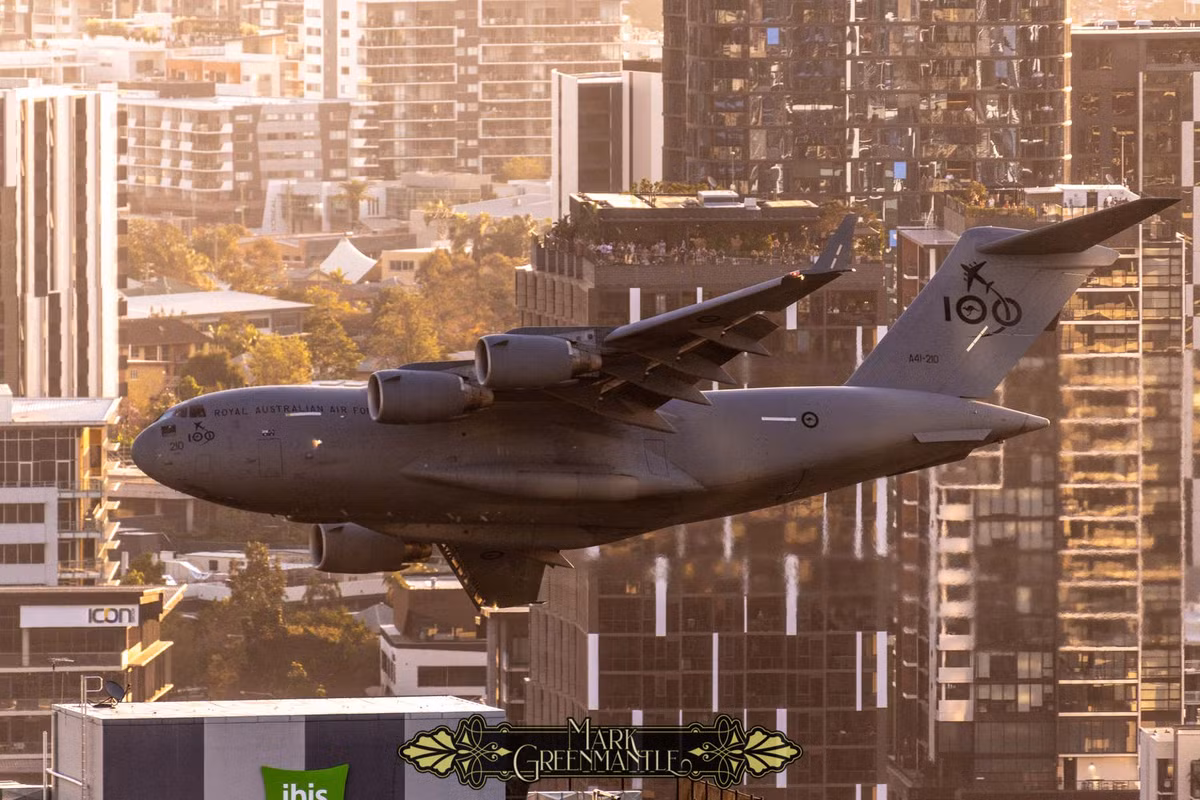 Hai năm trước, hình ảnh tuyệt vời sẽ là cảnh quay buồng lái từ bên trong chiếc C-17. Năm nay, thay vào đó chúng ta sẽ có được những hình ảnh tuyệt đẹp của Mark Greemantle.