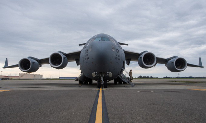 Những chiếc vận tải cơ C-17 này có cho mình một kích thước rất đáng kinh ngạc. Chiều dài thân của nó là 53m, sải cánh lên tới 51,75m và chiều cao là 16,8m. Tải trọng của nó lên tới hơn 77.000kg. và có thể cất cánh với trọng lượng tối đa lên tới hơn 265.000 kg.