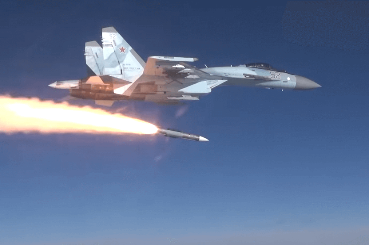 Su-35 còn có cho mình hệ thống tên lửa tấn công đầy đủ các mặt trận, từ trên không, mặt đất, mặt biển hay cả các tên lửa bức xạ. Với sự xuất hiện của các loại tên lửa uy lực lớn, có thể nói, chiếc tiêm kích sẽ là một mối đe doạ từ trên không.