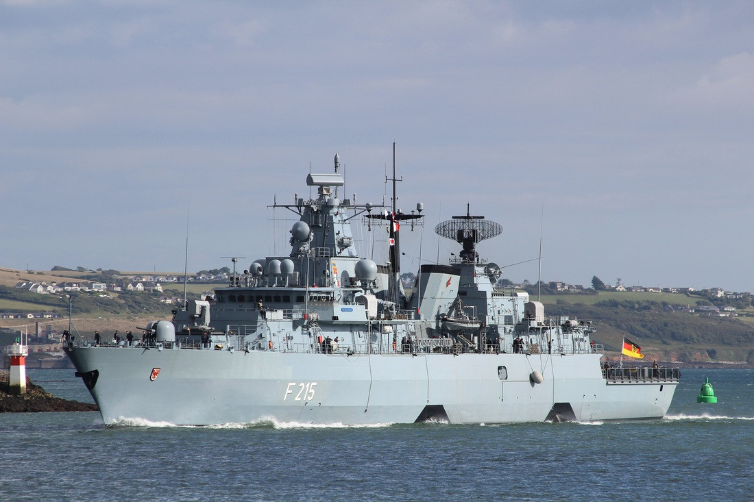 Ngoài ra, theo như thiết kế ban đầu, khu trục hạm còn có cả bãi đáp, nhà chứa trực thăng, có thể chở theo 2 trực thăng hải quân để hỗ trợ công tác viễn chinh hàng hải và hỗ trợ triển khai tác chiến.