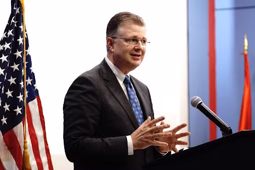 Cũng vì tình hình căng thẳng leo thang này, vào cùng ngày 9/11, ông Daniel Kritenbrink, trợ lý Ngoại trưởng Mỹ phụ trách khu vực Đông Á và Thái Bình Dương của Mỹ, ông cho hay, Washington ủng hộ Tokyo gia tăng ngân sách quốc phòng, khi lâu nay họ vẫn chỉ giữ mức thấp, chiếu theo Hiến pháp Hoà bình.