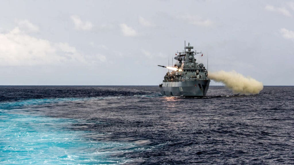 Và theo nội dung thông báo của Hải quân Đức hồi tháng 8, tàu Bayern thực hiện hải trình 6 tháng, mang theo một lượng vũ khí lớn, bao gồm 46 ngư lôi chống ngầm, cùng các tên lửa chống hạm, và vũ khí phòng không chuyên dụng.