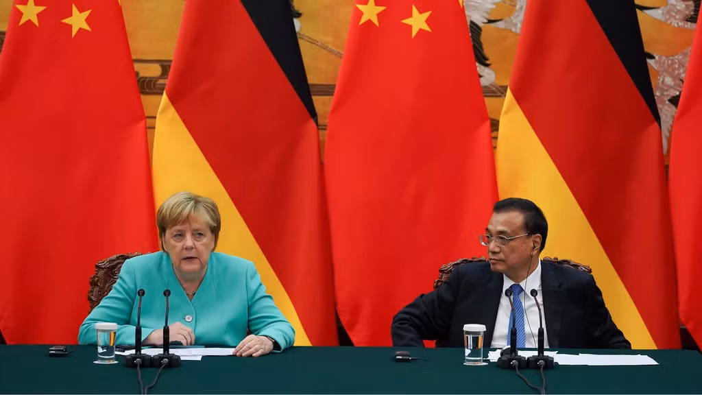 Theo các đánh giá, tuyên bố này của ông Kay-Achim Schonbach được cho, là đang nhắm tới Trung Quốc. Trung Quốc là quốc gia đang đơn phương tuyên bố chủ quyền một cách trái luật lệ quốc tế, nói rằng phần lớn vùng biển Đông là của nước này. Ngoài ra, hiện nay Trung Quốc còn là đối tác thương mại lớn nhất của Đức.