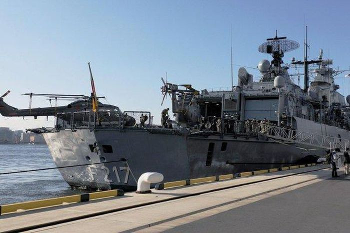 Về động thái xuất hiện lần này ở khu vực biển Đông, tại cuộc họp báo nhân chuyến thăm Tokyo cùng tàu hộ vệ Bayern (Bavaria), ông Schonvach cũng cho hay, sự hiện diện này là thể hiện sự ủng hộ của Đức với Nhật Bản, Mỹ và các đối tác, cũng như đóng góp vào nỗ lực duy trì nền hoà bình, tự do hàng hải và trật tự quốc tế.