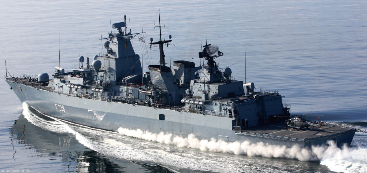 Về khả năng cơ động, tàu chiến này của Hải quân Đức được trang bị bộ động cơ CODOG, với 2 động cơ diesel MTU, 2 tuabin khí General Electric LM2500 và 2 hộp số Renk BGS, mang lại tốc độ tối đa đạt 29 hải lý/ giờ và phạm vi di chuyển có thể lên đến hơn 4.000 dặm.