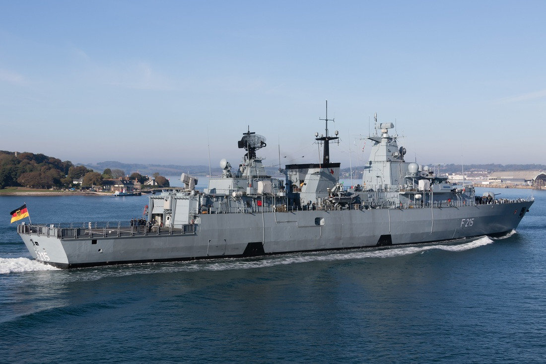 Tàu chiến này được thiết kế với kích thước 138,85 x 16,7m, mang tải trọng choán nước khiêm tốn, đạt gần 4.500 tấn khi đầy tải. Ngoài số vũ trang kể trên, con tàu còn có thể chở theo 219 thuỷ tủ đoàn trên tàu.