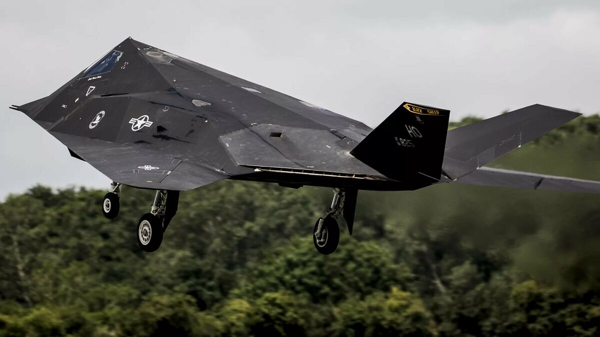 Máy bay ném bom tàng hình NightHawk này của Mỹ có thể đạt tốc độ tối đa là 1.130km/h với bộ động cơ đôi mạnh mẽ của mình, với 2 khoang chứa, lực lượng vũ trang của nó bao gồm hơn 2 tấn tên lửa và bom được trang bị.