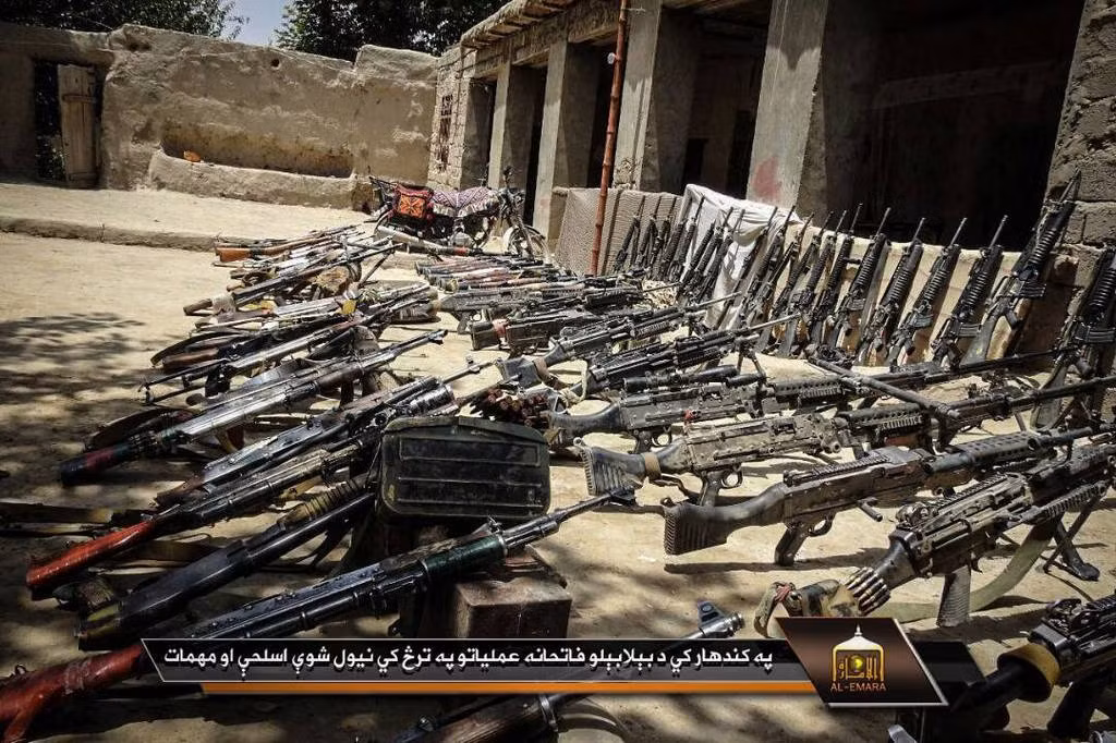 Và theo như báo cáo của Tổng thanh tra Đặc biệt về Tái thiết Afghanistan cho biết, đã có tới hơn 28 tỷ USD được Mỹ chuyển cho Chính phủ Afghanistan cũ dưới nhiều hình thức, bao gồm vũ khí, đạn dược, xe cộ, thiết bị quân sự và cả hệ thống giám sát vào giai đoạn năm 2002-2017.