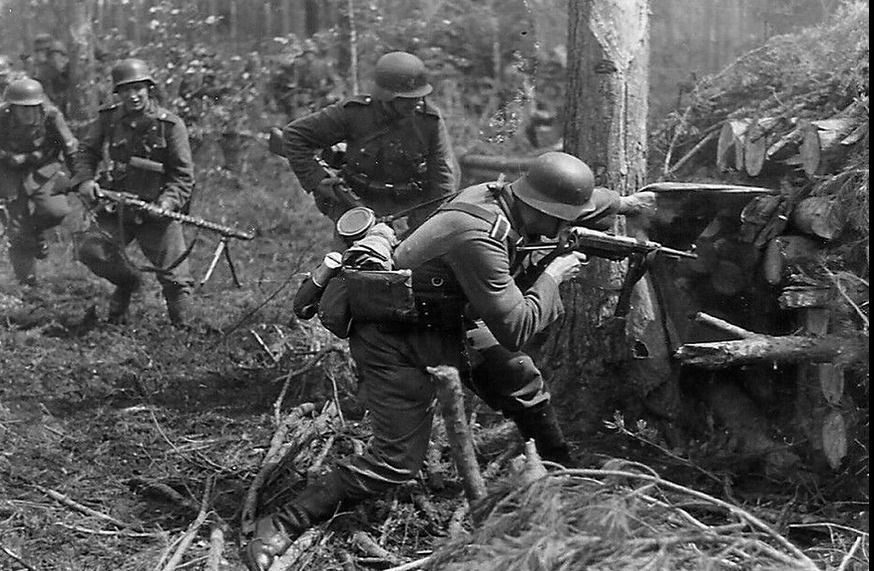 Trong cuộc xâm lược lớn của Đức Quốc Xã, khi ấy Liên Xô đã thật sự bị bất ngờ, họ bị đối phương là quân Phát xít Đức “khủng bố tinh thần”, vượt trội hoàn toàn về cả số lượng quân, trang bị, và cả trình độ chỉ huy. Nguồn ảnh: Pinterest.