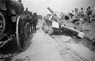 Thậm chí, Đức còn nhận được “quả đắng”, khi thiệt hại một số lượng lớn binh lính, khí tài của mình. Theo thống kê hồi tháng 2/1942, Đức đã mất tới hơn 1,6 triệu binh sĩ, có hơn 1,3 triệu người bị thương, có tới hơn 3,4 triệu người bị bắt lại, và mất tới hơn 10.000 máy bay quân sự và chiến đấu cơ của mình. Nguồn ảnh: Wikipedia.