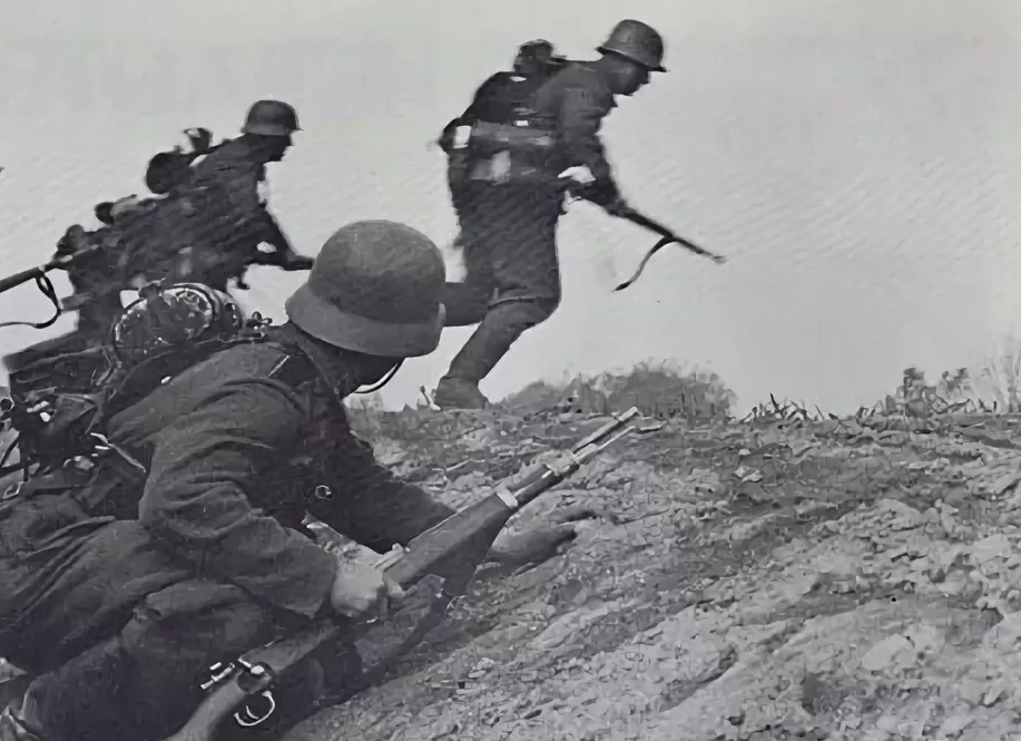 Nhưng nhờ ý chí kiên cường của mình, Liên Xô đã không thất thủ Moscow, khi họ đã anh dũng đối đầu với Quân đội Đức Quốc Xã lúc đó một cách kiên trì, khi đội quân này đã áp sát thủ đô của họ. Nguồn ảnh: Yandex Zen.