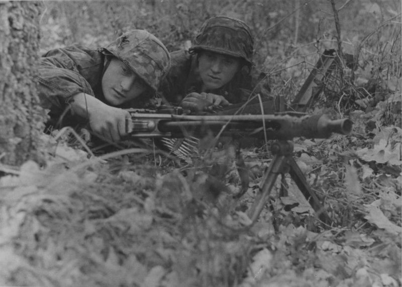 Ngoài các mục tiêu chính, mục tiêu chung của Đức lúc bấy giờ chính là gài bẫy, và tiêu diệt phần lớn lực lượng Hồng quân Liên Xô, thông qua hàng loạt cuộc bao vây ở miền Tây Liên Xô lúc đó, trước khi Phát xít Đức chiếm và giữ vững được tuyến đường nối Archangel với Astrakhan. Nguồn ảnh: Pinterest.