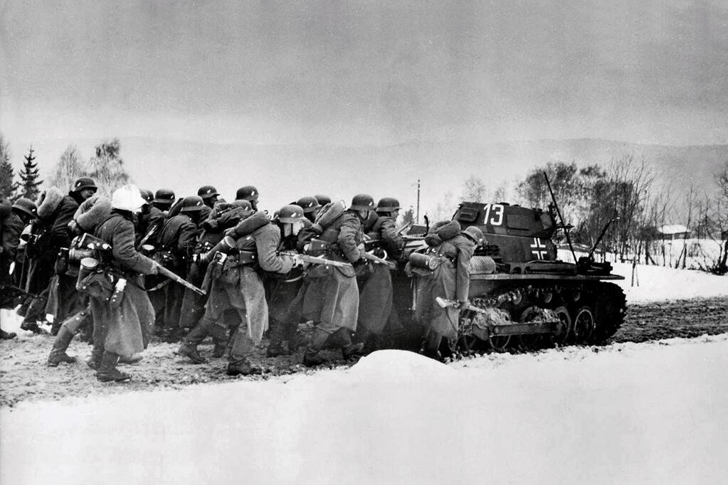 Cuộc tiến công này kéo dài ra tận Smolensk, sau đó ngược lên phía Bắc để hậu thuẫn cho cuộc tiến công nhằm vào Leningrad kể trên, sau khi Phát xít Đức chiếm được hoàn toàn thành phố Warsaw, cuộc tiến công vào Moscow sẽ được nối lại. Nguồn ảnh: coh2.org.