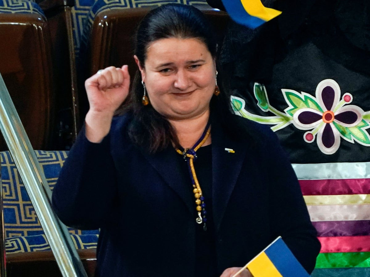 Theo nguồn tin đăng tải trên, đại sứ Ukraine cũng cho biết thêm rằng, hiện nay Quân đội Ukraine đang rất cần được cung cấp thêm các thiết bị quân sự, bao gồm các loại vũ khí tạo sát thương mới, và bà Oksana Markarova đang kêu gọi các thượng nghị sĩ Mỹ tăng cường hỗ trợ quân sự cho Kiev. Nguồn ảnh: The Guardian.