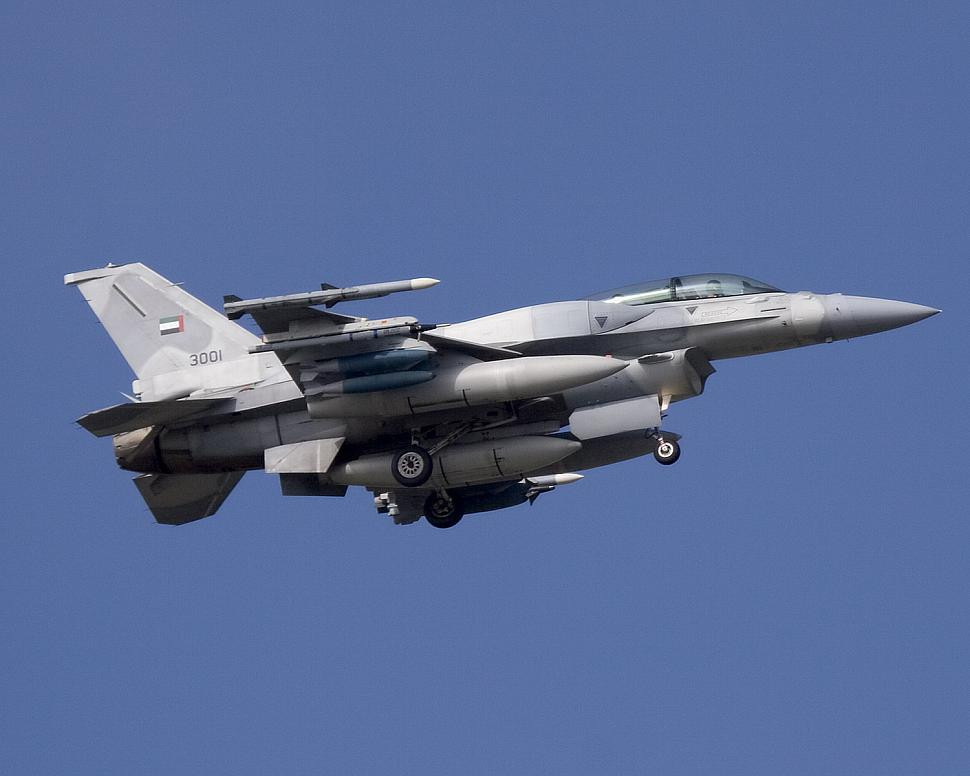 Ngoài ra, F-16E/F Block 60 còn có thể mang theo pháo hàng không M61-A2 20mm, rocket CRV7 70mm và các loại bom như: B61, Paveway, JDAM, Mk-80 và CBU-87.