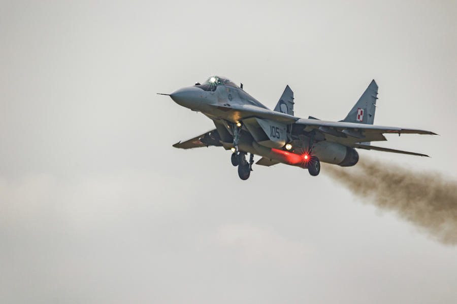 Với tải trọng tương đối lớn, nhưng với việc được trang bị động cơ đôi Klimov RD-33 mạnh mẽ, máy bay chiến đầu này vẫn có sự linh hoạt, cơ động trên không với gia tốc tối đa có thể đạt tới Mach 2.4. 