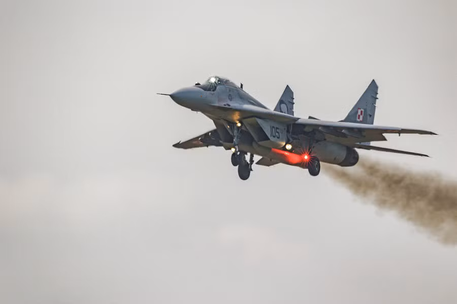 Với tải trọng tương đối lớn, nhưng với việc được trang bị động cơ đôi Klimov RD-33 mạnh mẽ, máy bay chiến đầu này vẫn có sự linh hoạt, cơ động trên không với gia tốc tối đa có thể đạt tới Mach 2.4. 