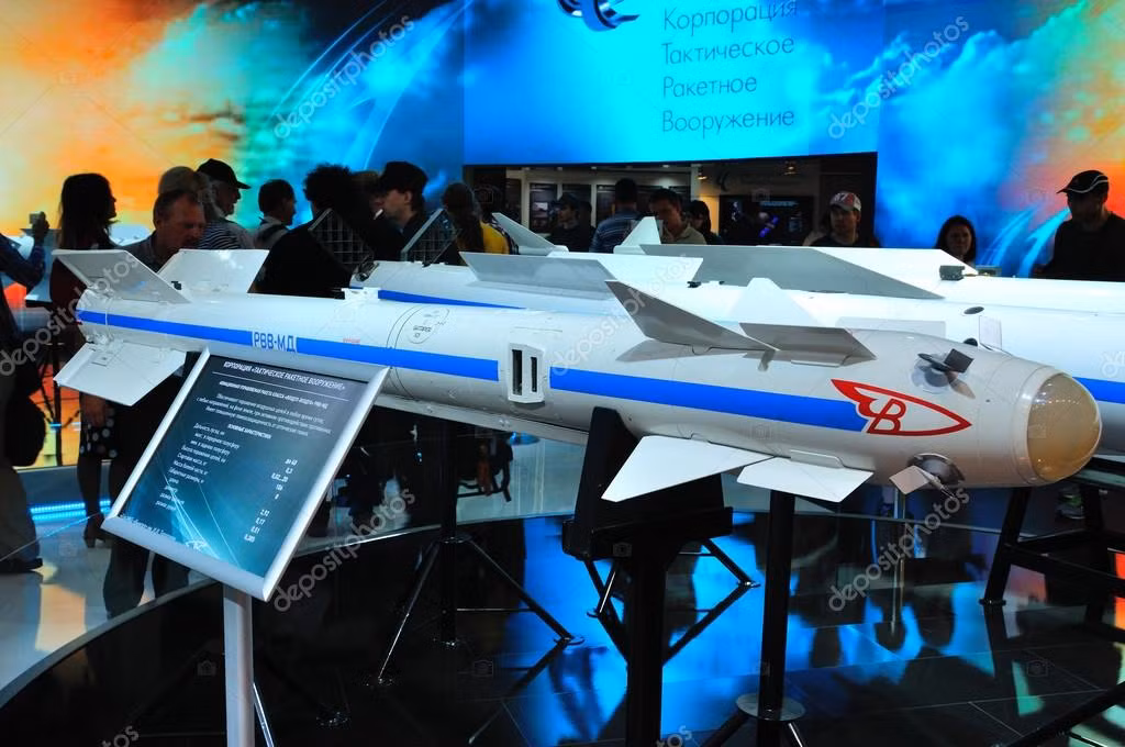 Tầm bay tối đa của tên lửa không đối không tầm ngắn này đạt 30km, được phóng chính xác tới mục tiêu trong khoảng 19 dặm. 