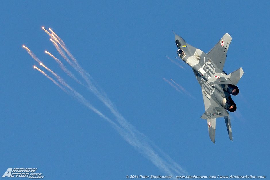 Ngoài ra, trên MiG-29 còn xuất hiện nhiều loại bom hiện đại khác nhau và một khẩu pháo hàng không GSh-30-1 cỡ nòng 300mm, đi kèm với 150 viên đạn để tự vệ và hỗ trợ tác chiến trên không.