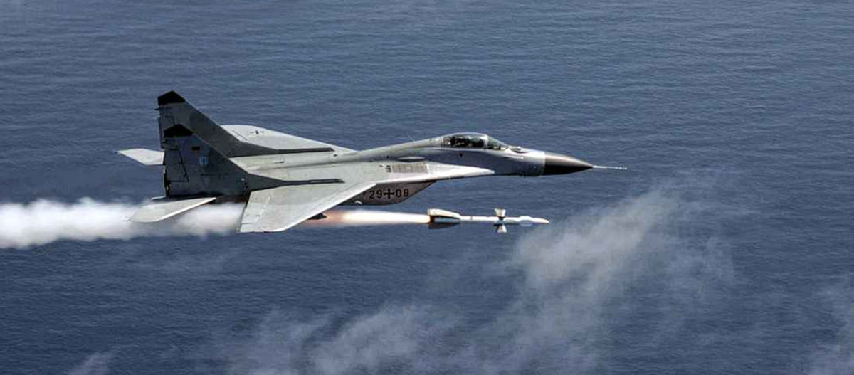 Vũ trang của MiG-29 bao gồm các loại tên lửa không đối không như AA-8 Aphid, AA-10 Alamo, AA-12 Adder, và tất nhiên là có sự xuất hiện của AA-11 Archer, loại tên lửa được dùng trong cuộc tập trận để triệt hạ mục tiêu bay giả định. 