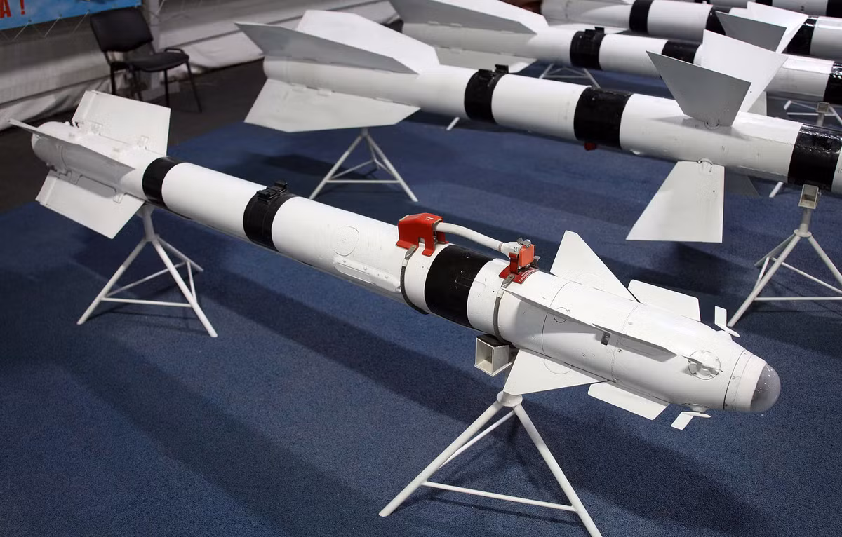 Sau đó, chúng ta có thể thấy rõ ràng việc MiG-29 phóng tên lửa không đối không tầm nhiệt R-73 Vympel do Nga sản xuất và “xé toạc” mục tiêu giả định, hoàn toàn nhanh gọn và chính xác.