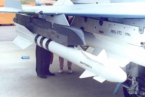 AA-11 Archer được thiết kế có chiều dài là 2900mm, đường kính 170mm, sải cánh 510mm và trọng lượng của quả tên lửa vào khoảng 105kg.