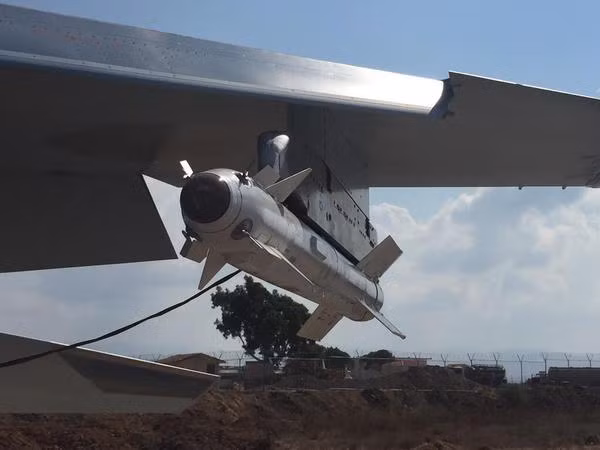 R-73 là một tên lửa dẫn đường hồng ngoại, được trang bị đầu đạn uy lực lớn vơi khối lượng 7,4kg. Tên lửa này có thể được phóng đi với vận tốc cao, vận tốc tối đa có thể thể lên tới Mach 3.5.