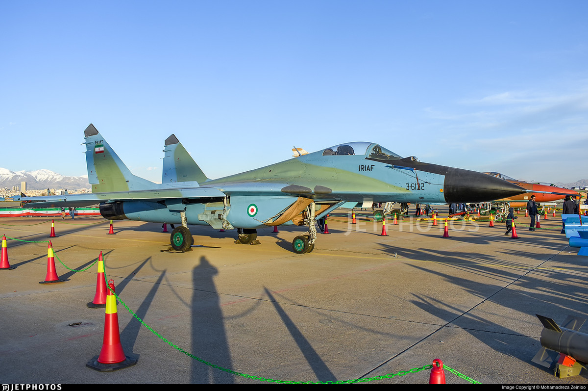 MiG-29 được thiết kế với chiều dài thân 17.37m, sải cánh rộng 11.4m và chiều cao là 4.73m. Trọng lượng cất cánh tối đa của tiêm kích này đạt 21 tấn với 1 phi hành đoàn.